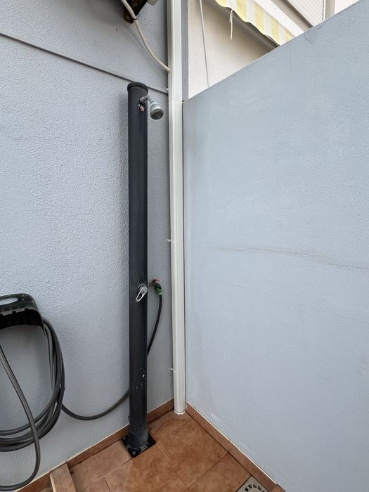 Chuveiro solar pvc preto