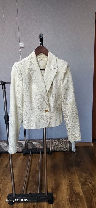 Жіночий святковий піджак.