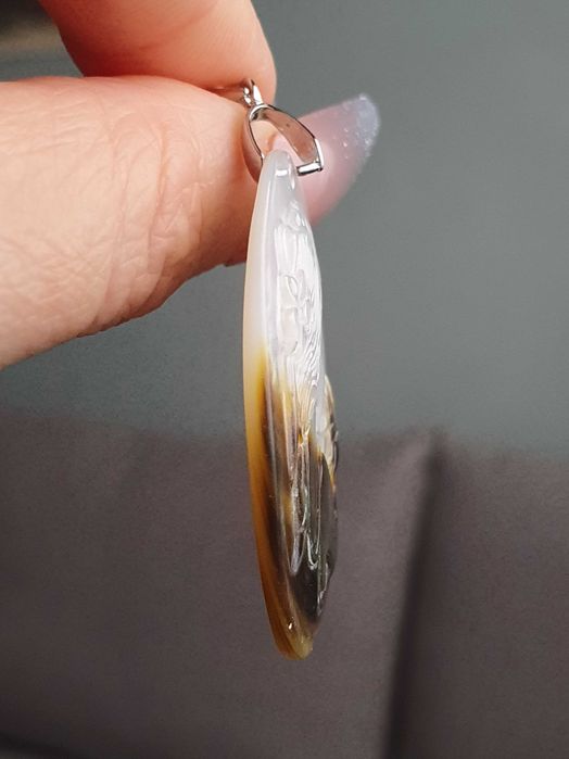 Pendente camafeu em concha com jovem / mulher / sereia em 3D