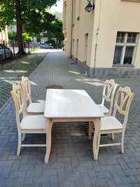 Drewniany stół z 4 krzesłami