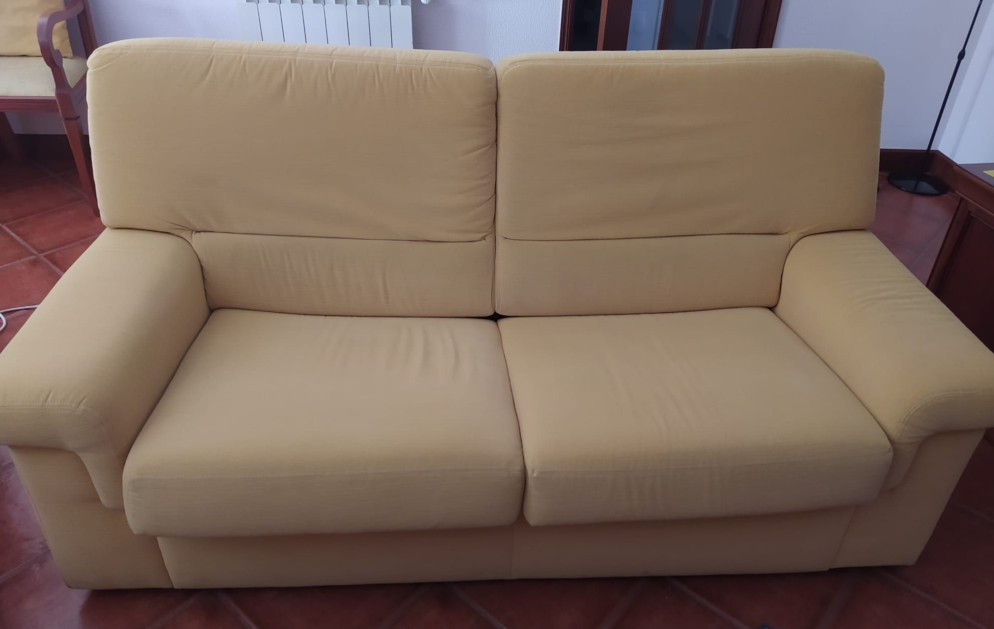 Sofá amarelo (sofá-cama)