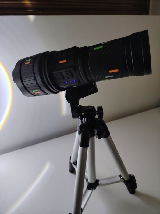 Lanterna tática altamente potente com tripé