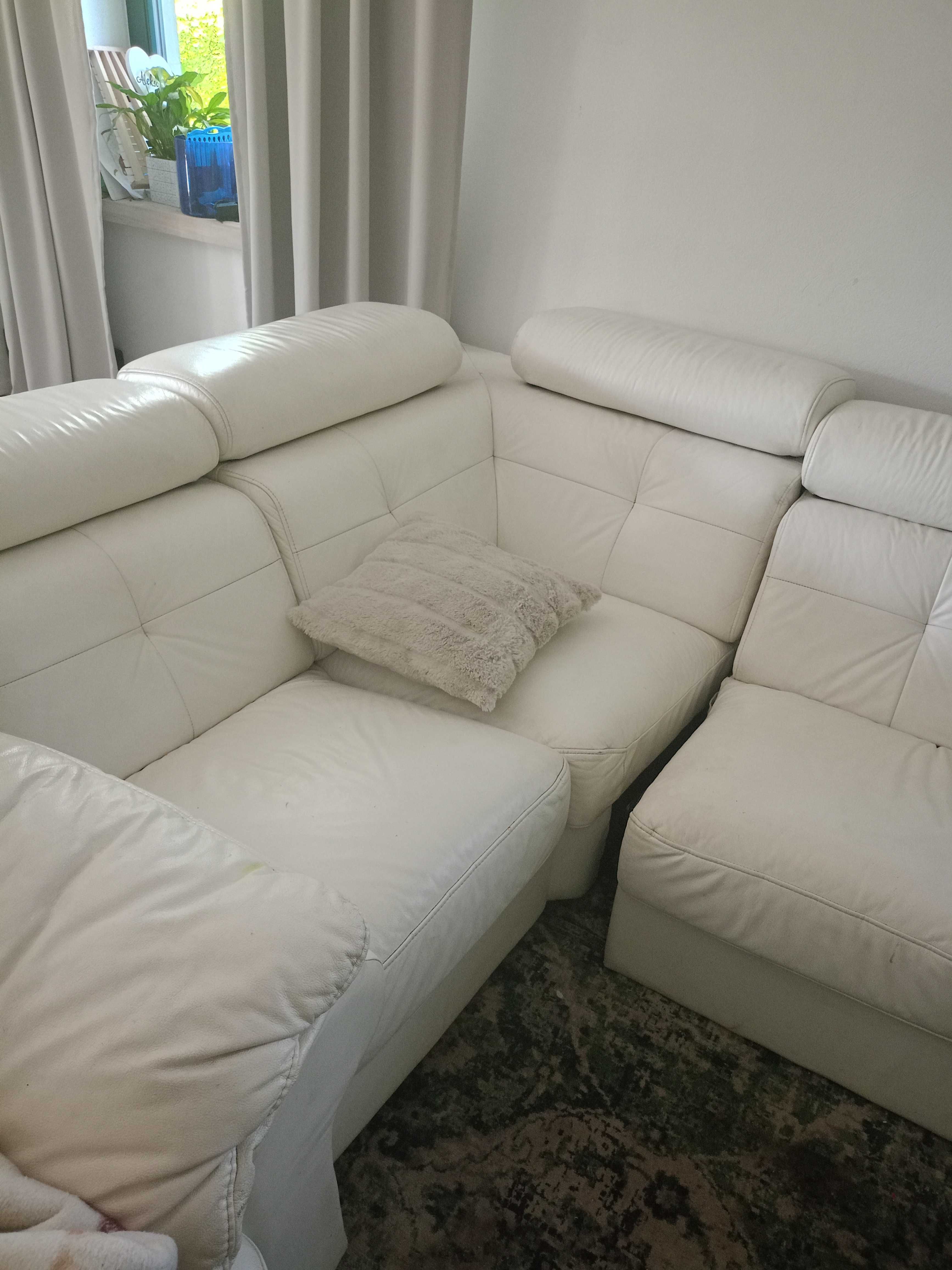 Skórzany waniliowy narożnik plus dwa fotele i dwie pufy do salonu