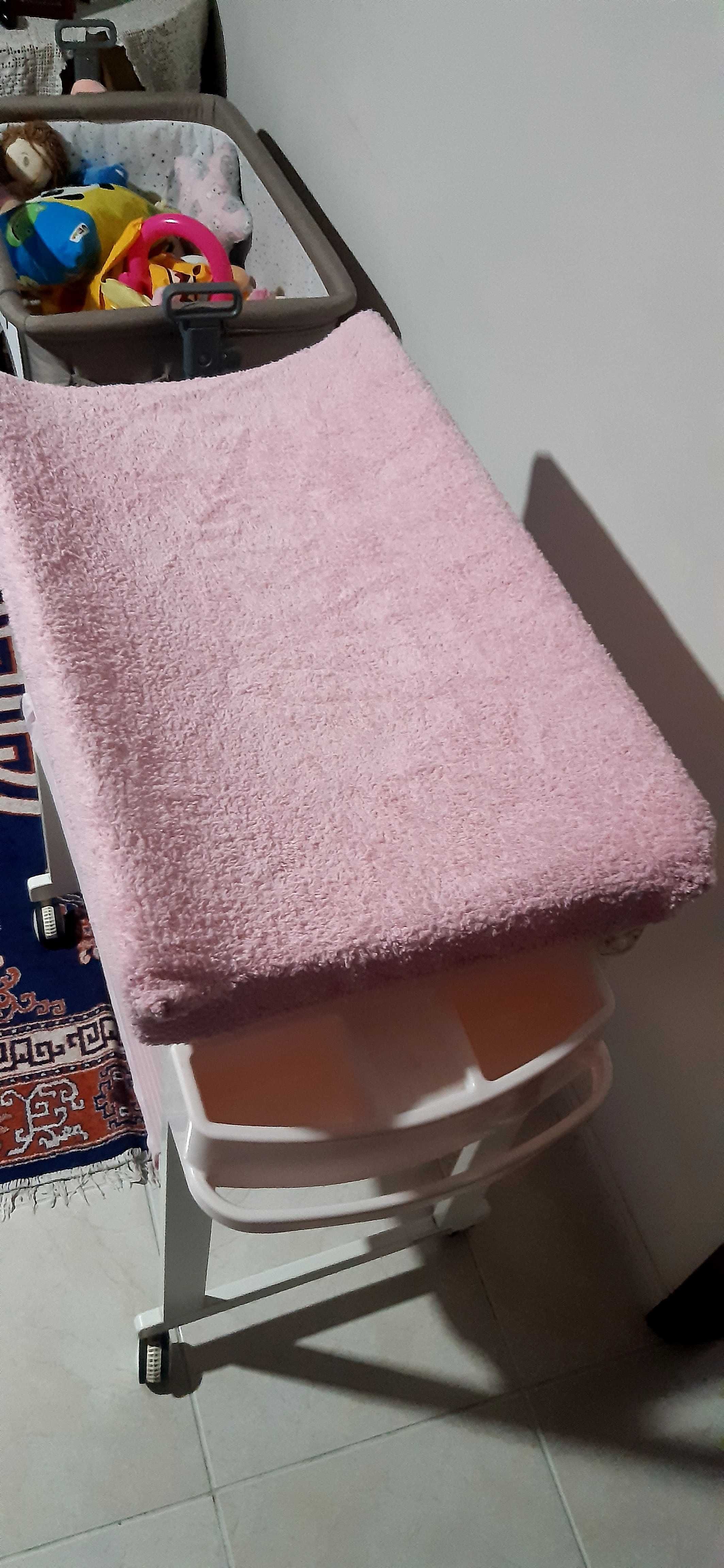 Banheira com muda fraldas e duas capas