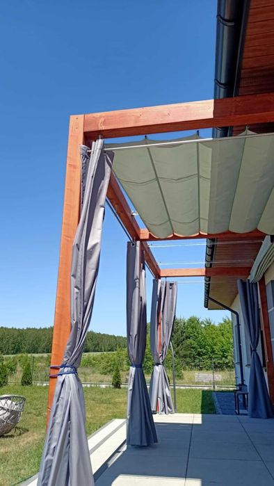Pergola z roletą rzymską – konstrukcja drewniana lub aluminiowa