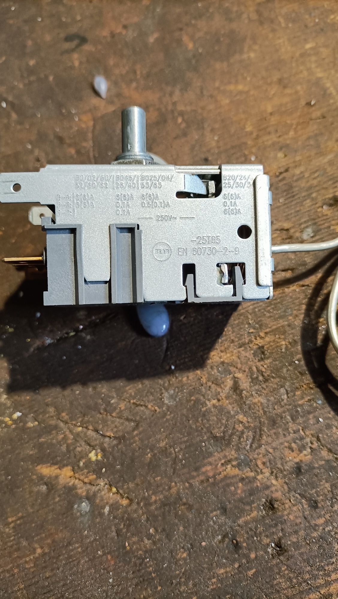 Termostat chłodziarki 077B6114 do lodówki Indesit
Termostat chłodziark