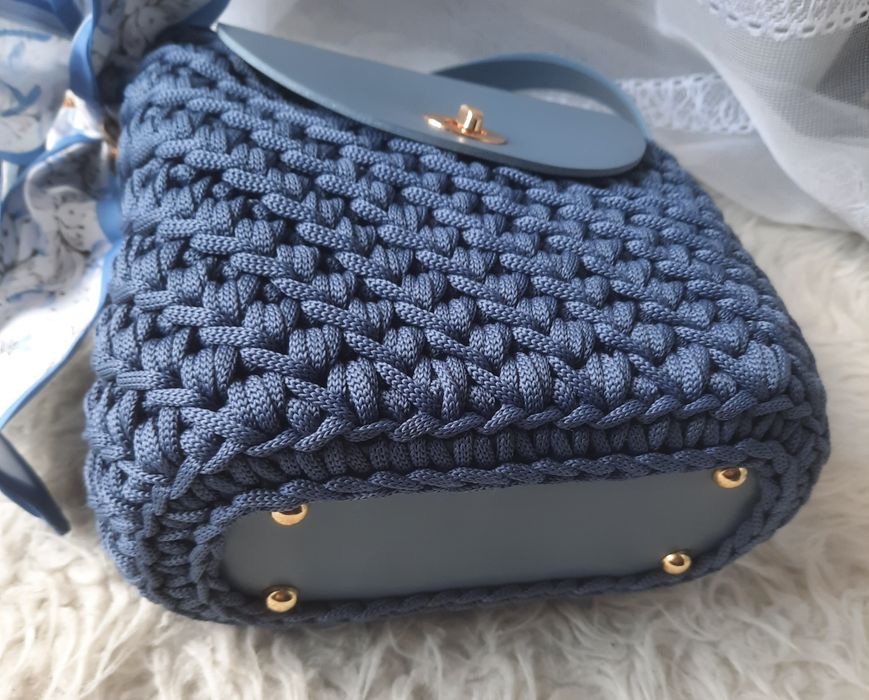 Torebka kuferek niebieski jeans handmade na szydełku regulowany pasek