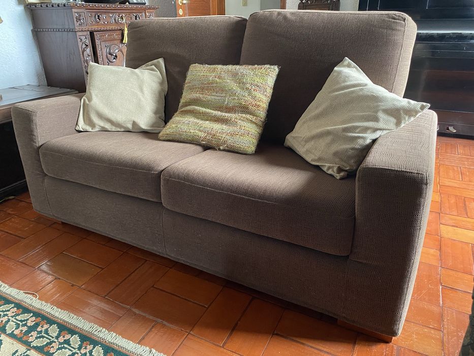 Sofá de sala castanho