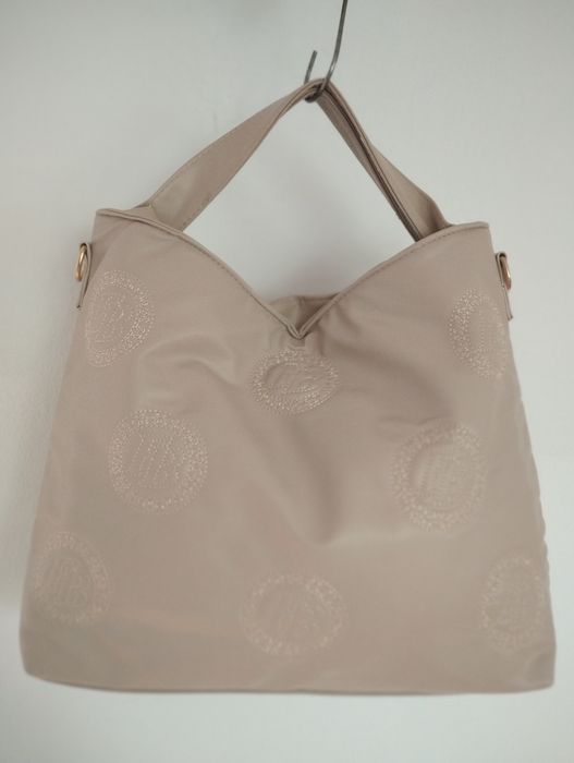 Sprzedam fajną nową torebkę z miękkiej eko skóry w kolorze beż.