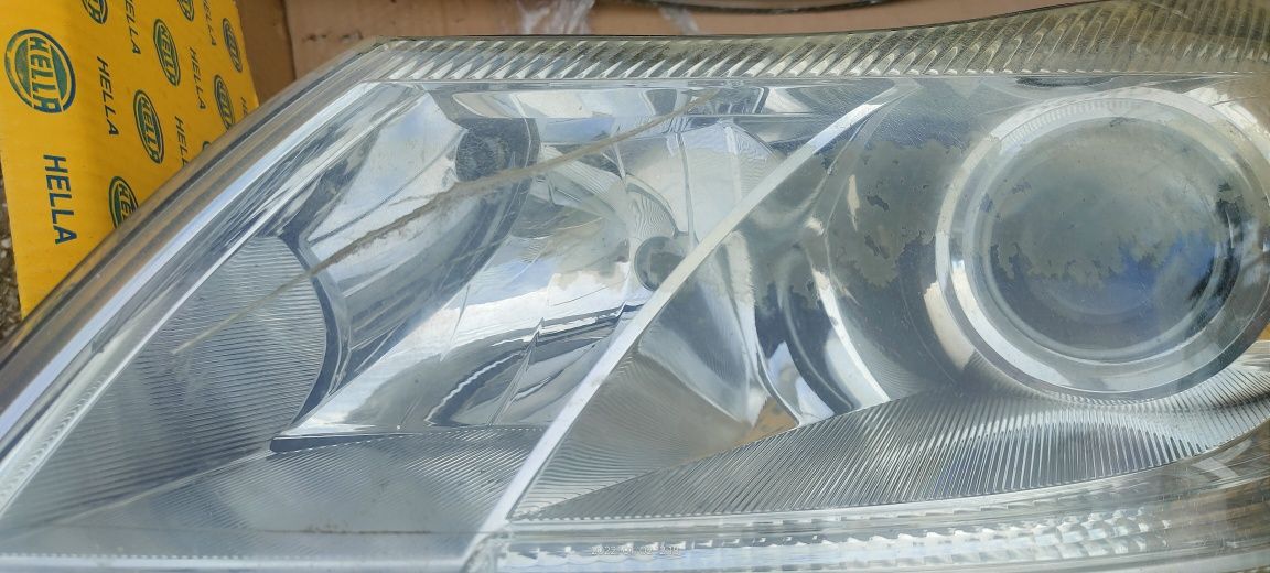 Farol Skoda Octavia 2010 esquerdo