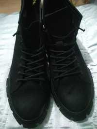 Мужские черного цвета ботинки 44размера.