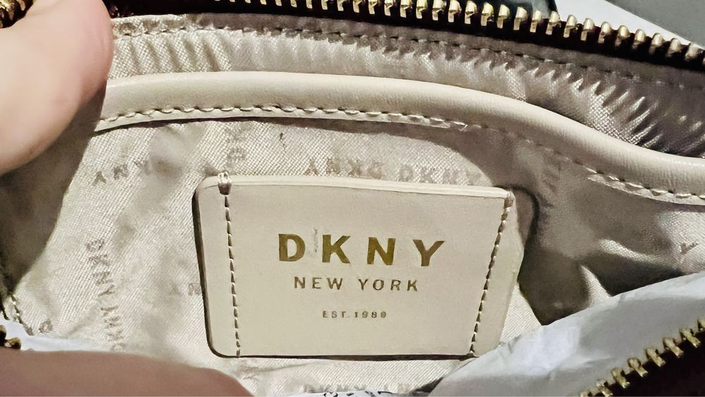 Mala DKNY, nova, em couro