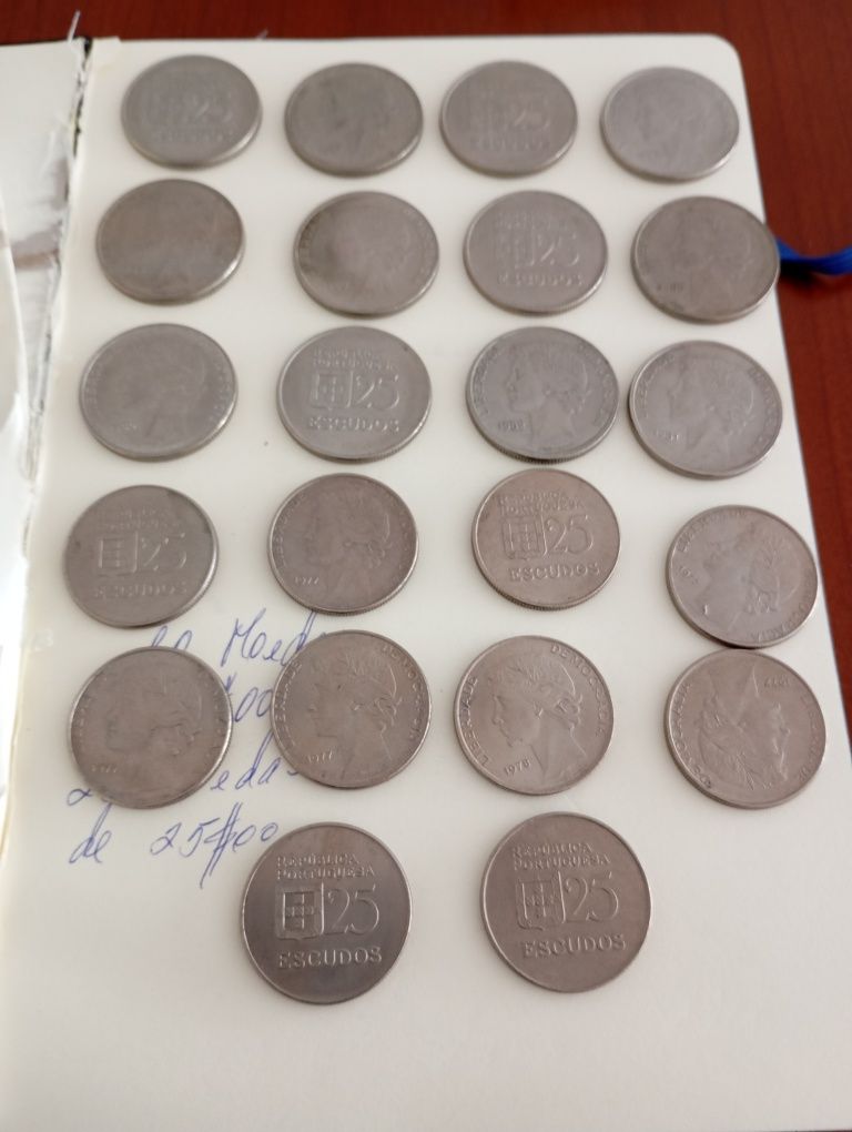 Moedas de 25 escudos e 5 escudos