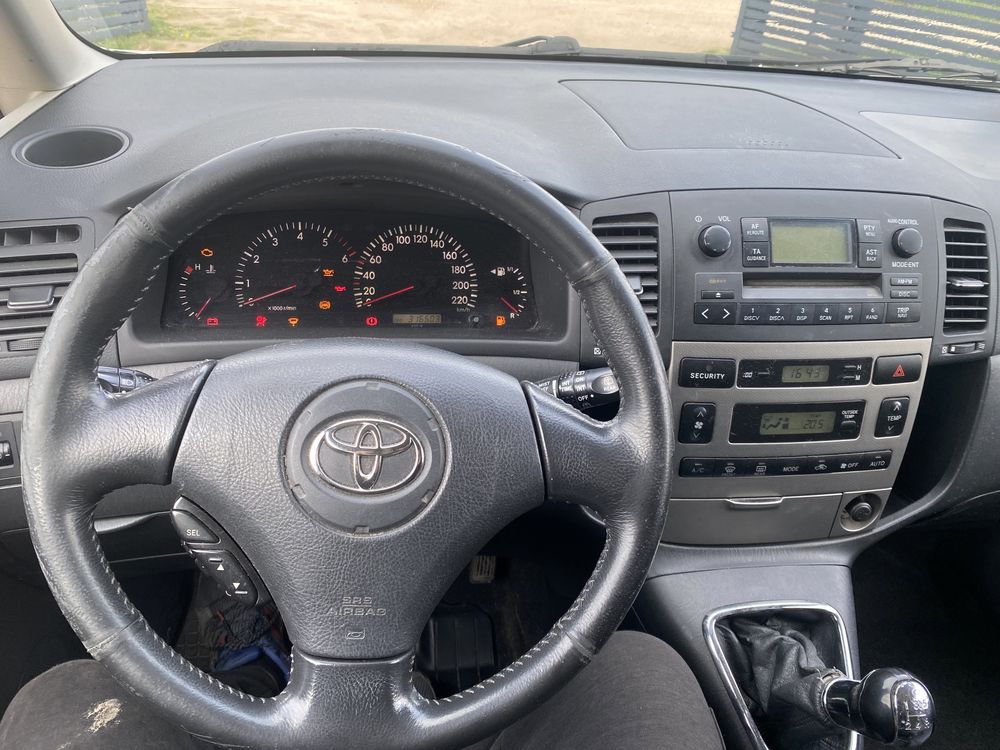 Toyota Corolla Verso 5 osobowa 2.0D4D diesel z 2004 roku