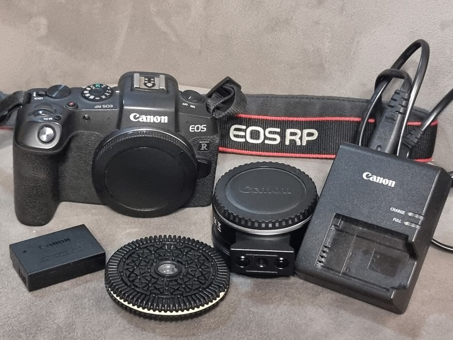 Canon EOS RP з адаптером EF-EOS R, обєктивом-заглушкою.