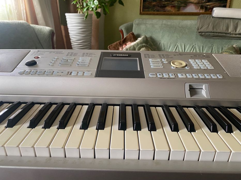 Клавішний інструмент Yamaha DGX 305