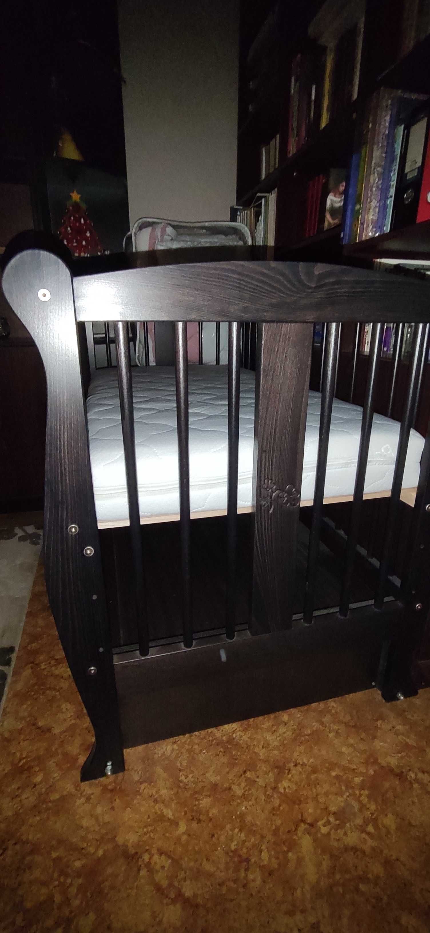 Кроватка детская с маятниковым механизмом и ящиком для белья