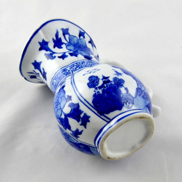 Jarro Porcelana da China Azul e Branco decorado com flores e pagodes
