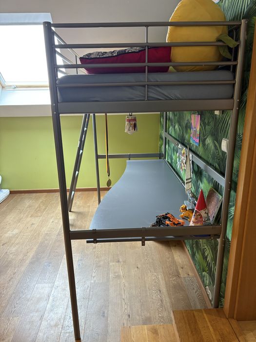 Lozko z antresola z nakladka biurka - Ikea