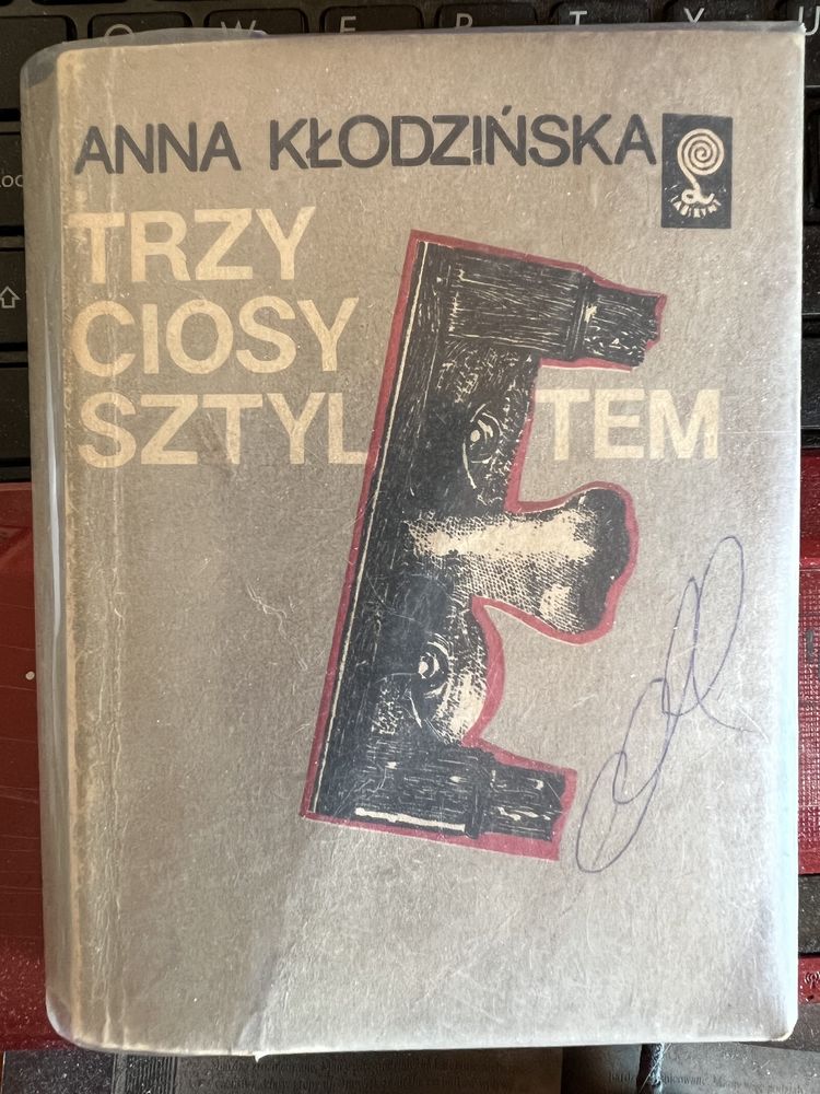 Trzy ciosy sztyletem - Anna Kłodzińska