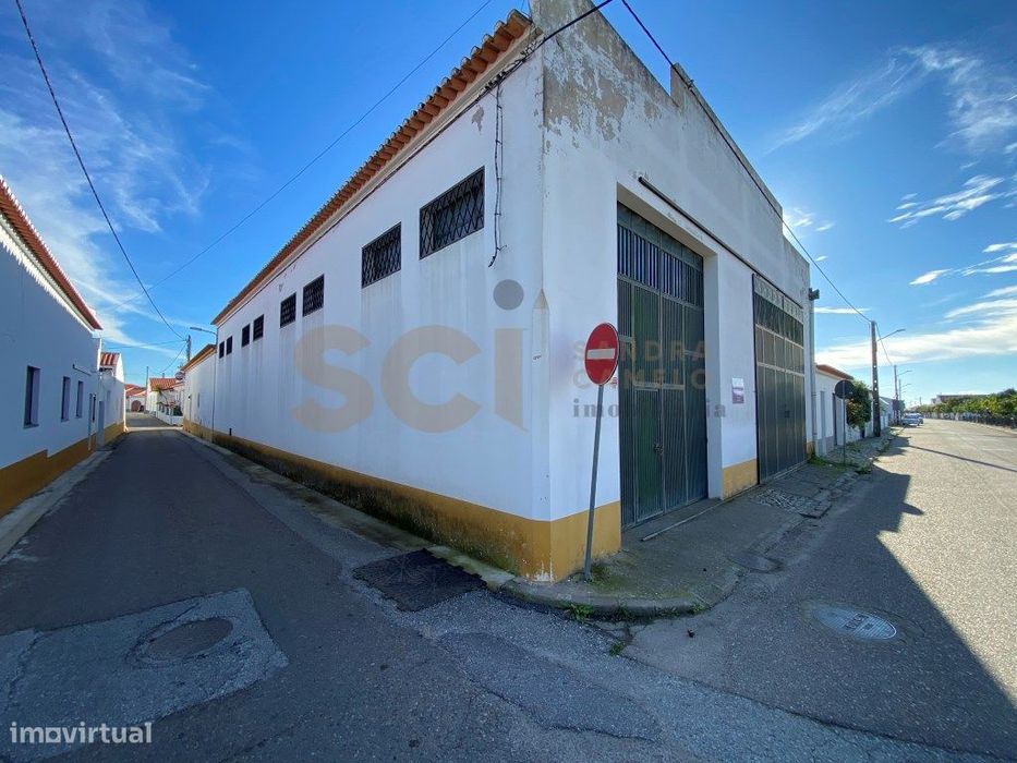 Armazém em Vila Nova de São Bento, com cerca de trezentos metros qu...