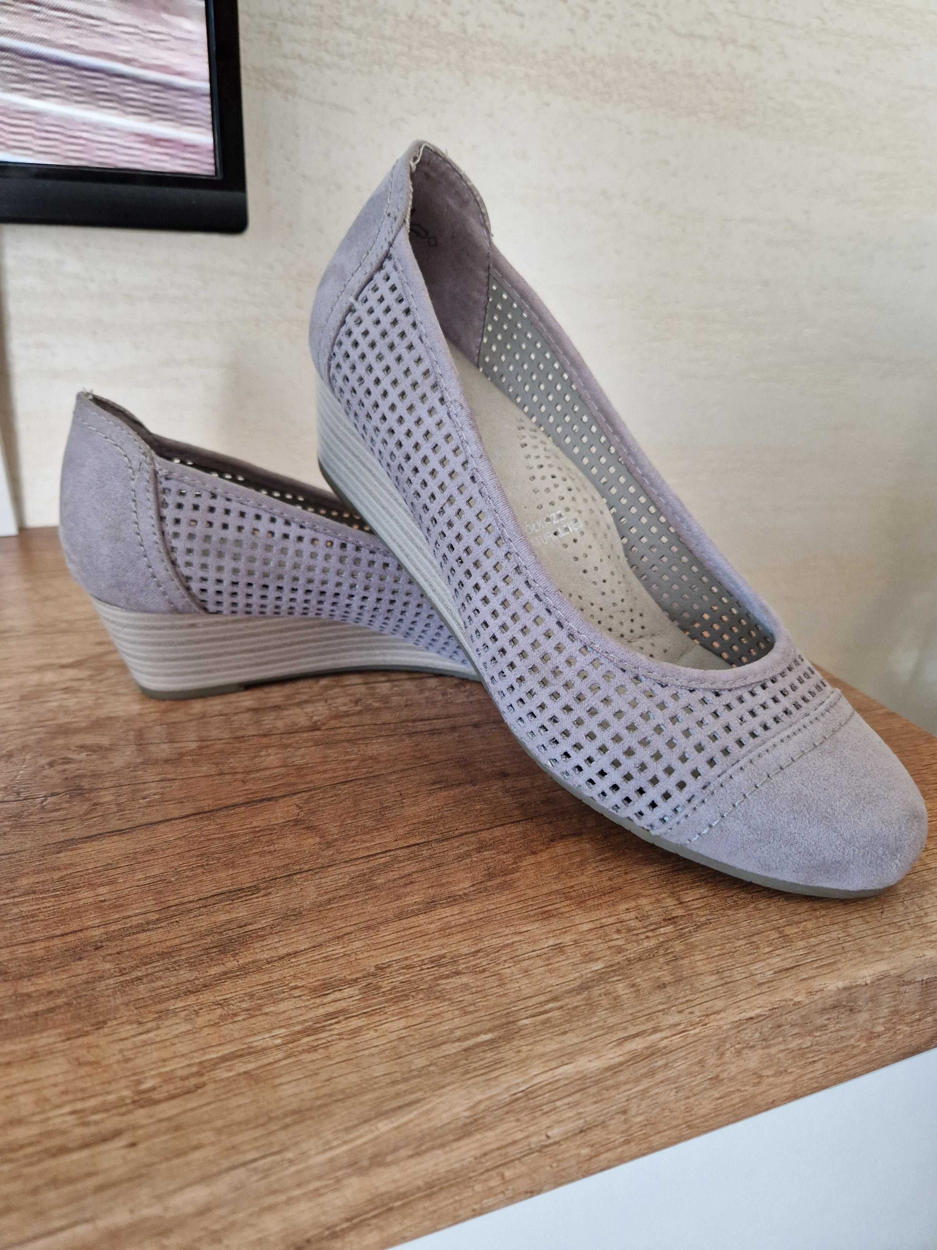 Buty damskie na koturnie
