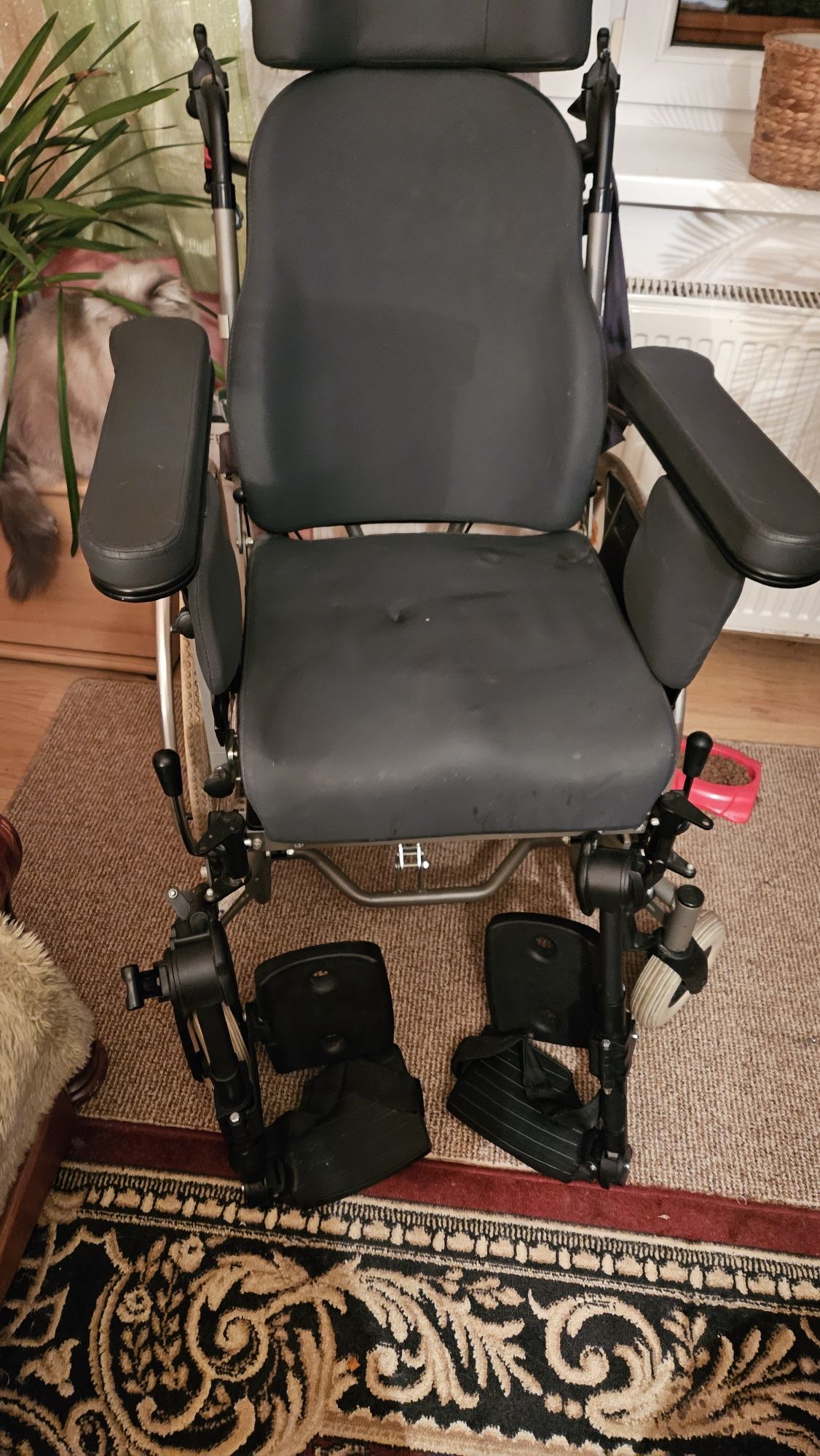 Wózek  inwalidzki dla osoby  niepełnosprawnej