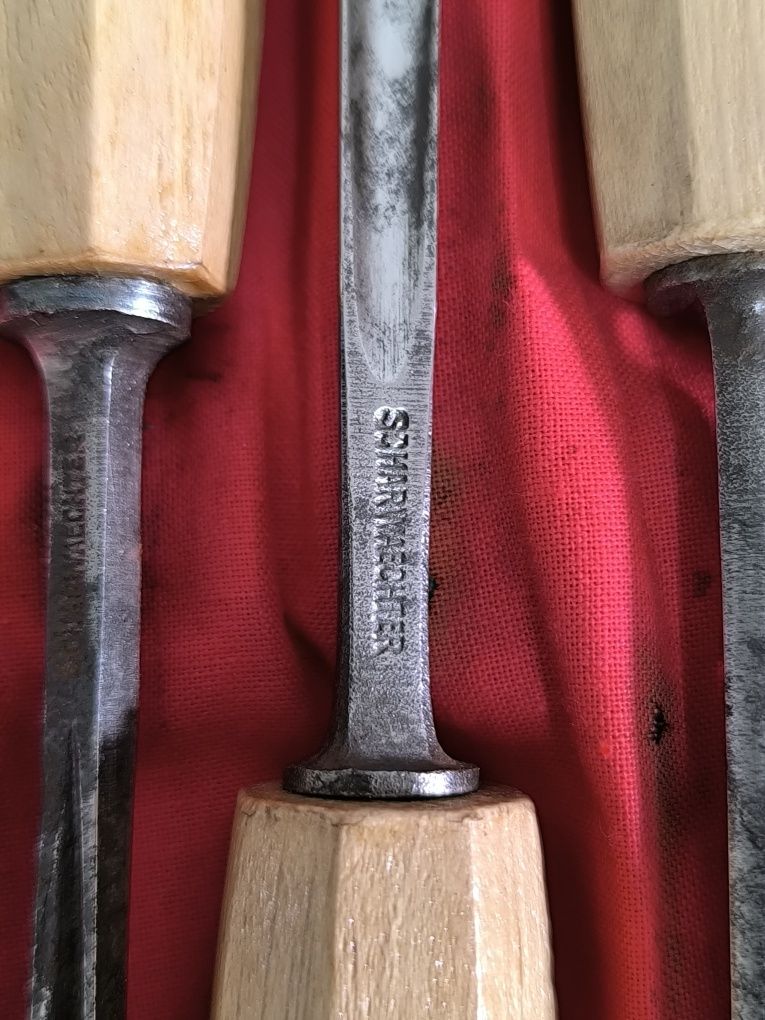Conjunto de goivas e formões antigo.