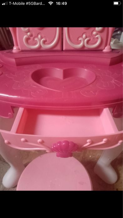 Różowa toaletka z różdżką