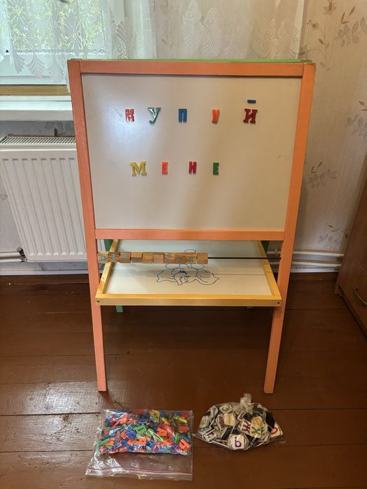 Деревʼяний дитячий мольберт, магнітна та крейдова доска