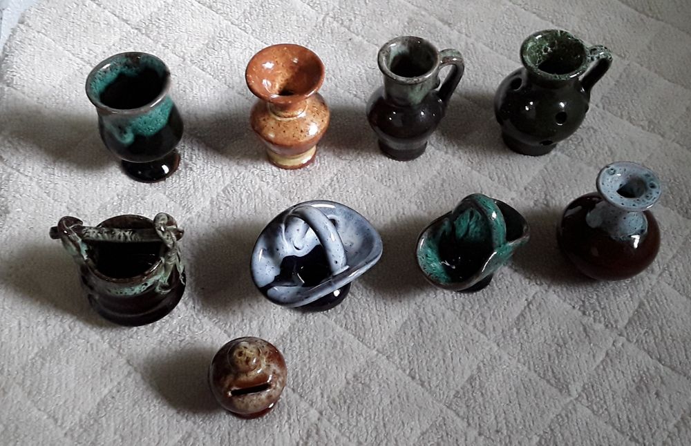 Peças de loiça miniatura em barro vidrado