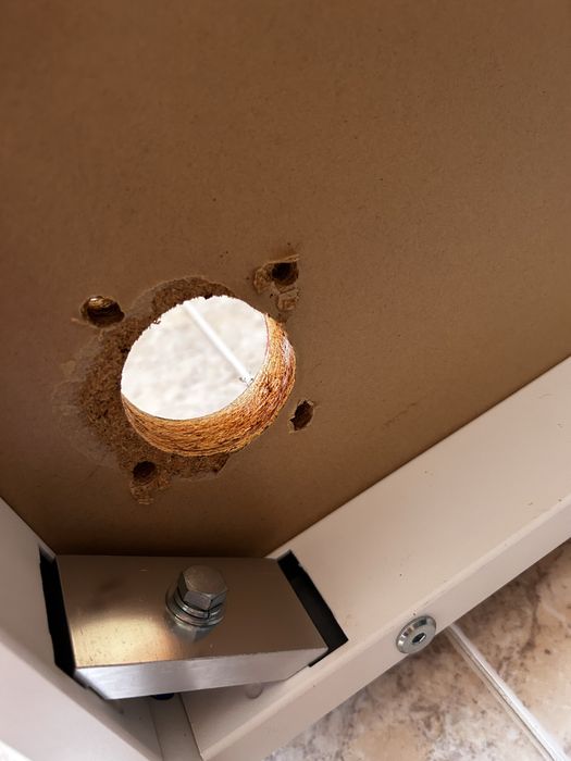 Mesa alta com furo para electricidade