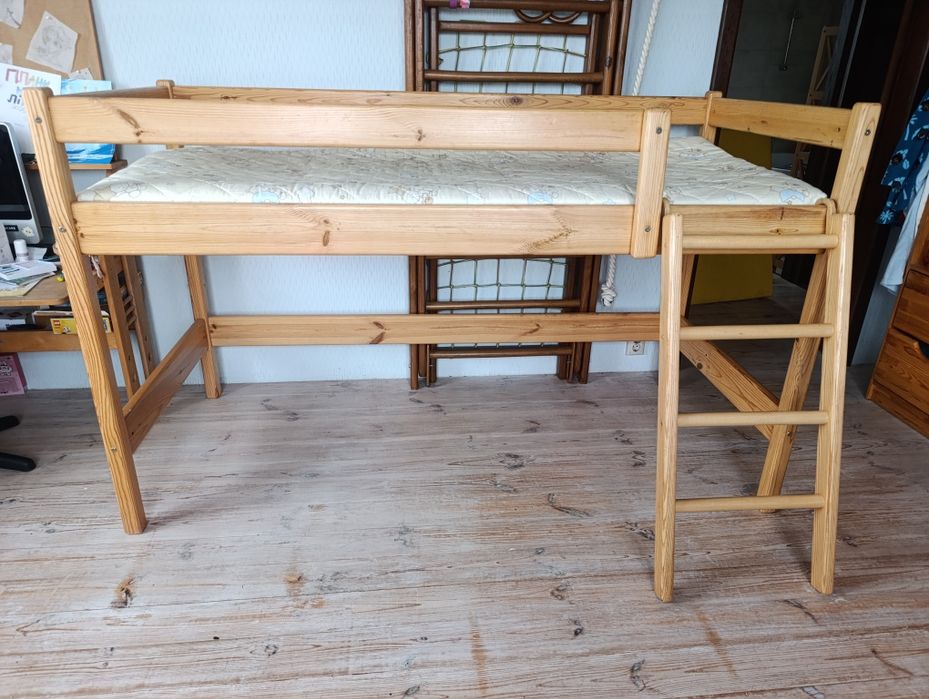 Ліжко-горище дерев'яне