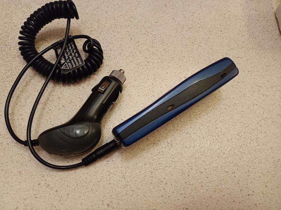 Stary telefon Nokia z ładowarką samochodową