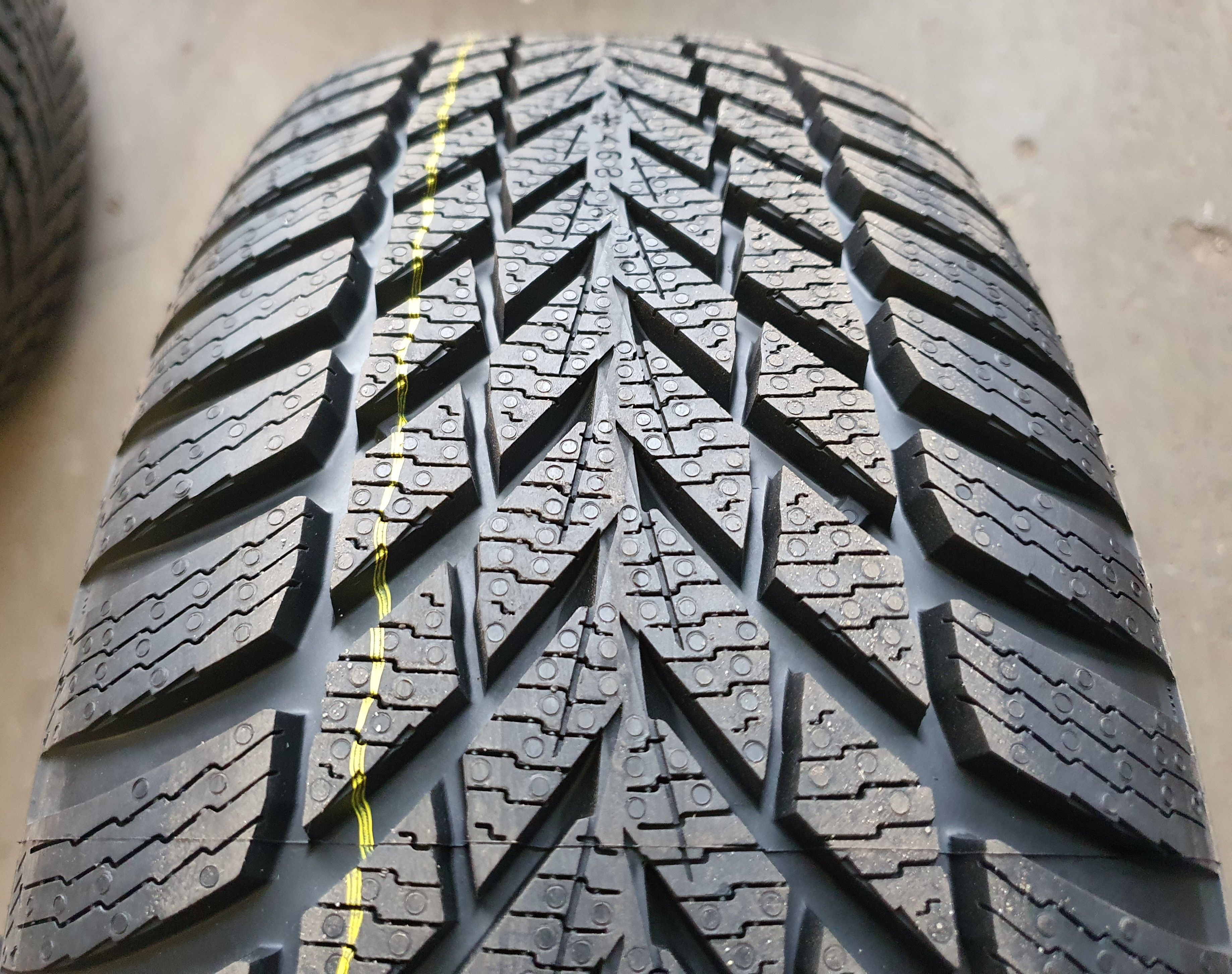 4x Koła zimowe DEZENT TY + opony Nokian + TPMS / KIA CEED / i30