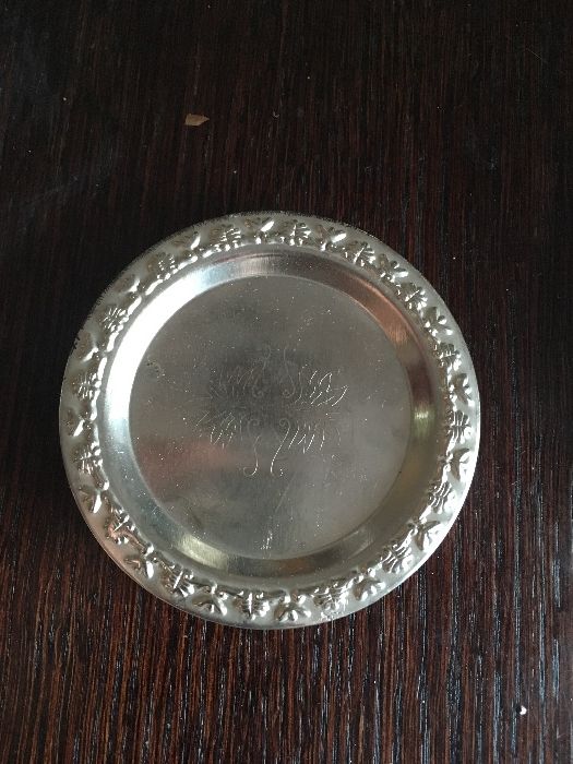 Metalowe podstawki pod kieliszki lub literatki PRL