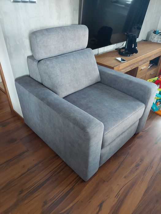 Fotel z elektrycznym podnóżkiem