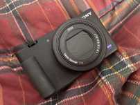 SONY ZV1 -  Câmara fotográfica ( como nova; usada apenas uma vez)