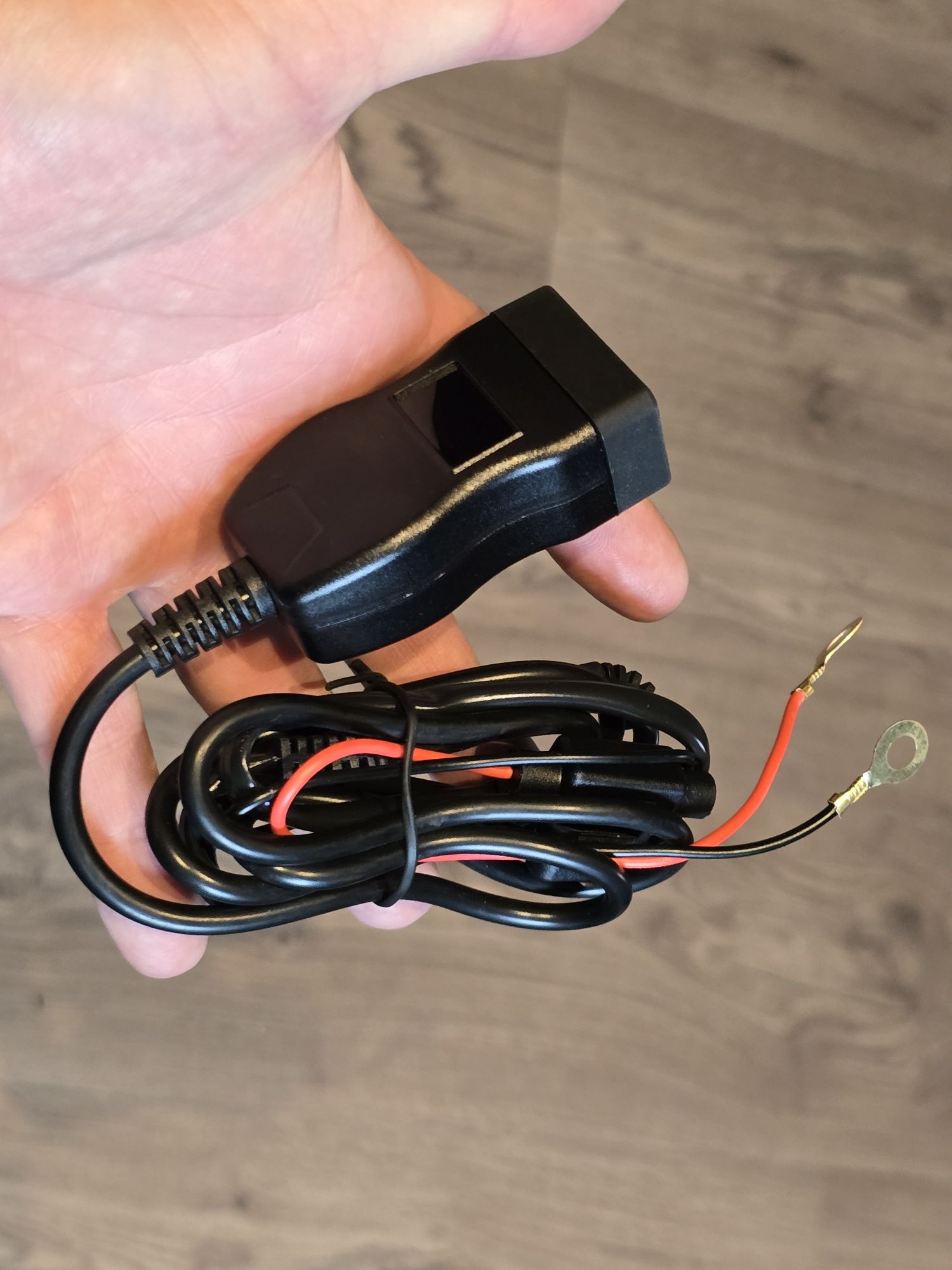 Gniazdo usb i usb-c z wyświetlaczem do motocykla wraz z wiązką i bezp