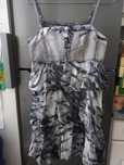 Vestido cinzento de cerimónia com alças, folhos e brilhantes