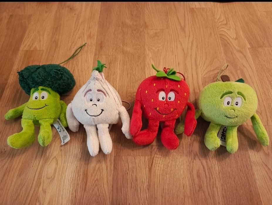 Mini gang świeżaków, biedroniaków, brokuł czosnek truskawka jabłuszko.