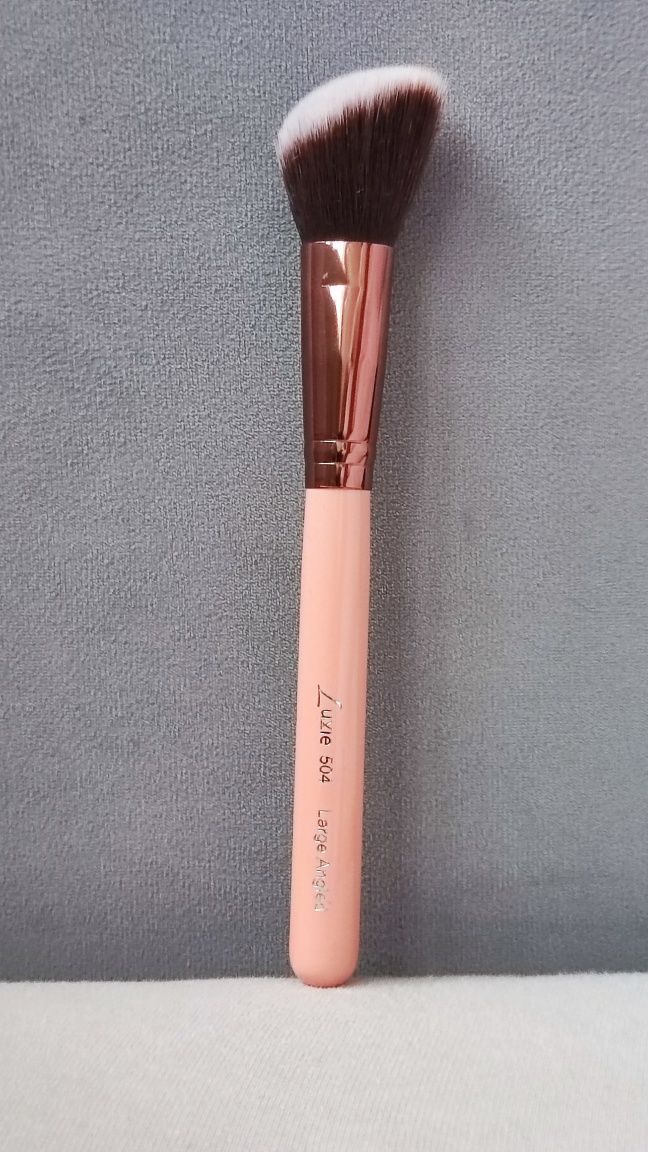 Pędzel do makijażu Luxie 504 Large Angled Brush