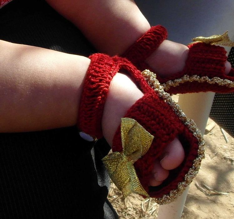 Sandália de crochê para bebés