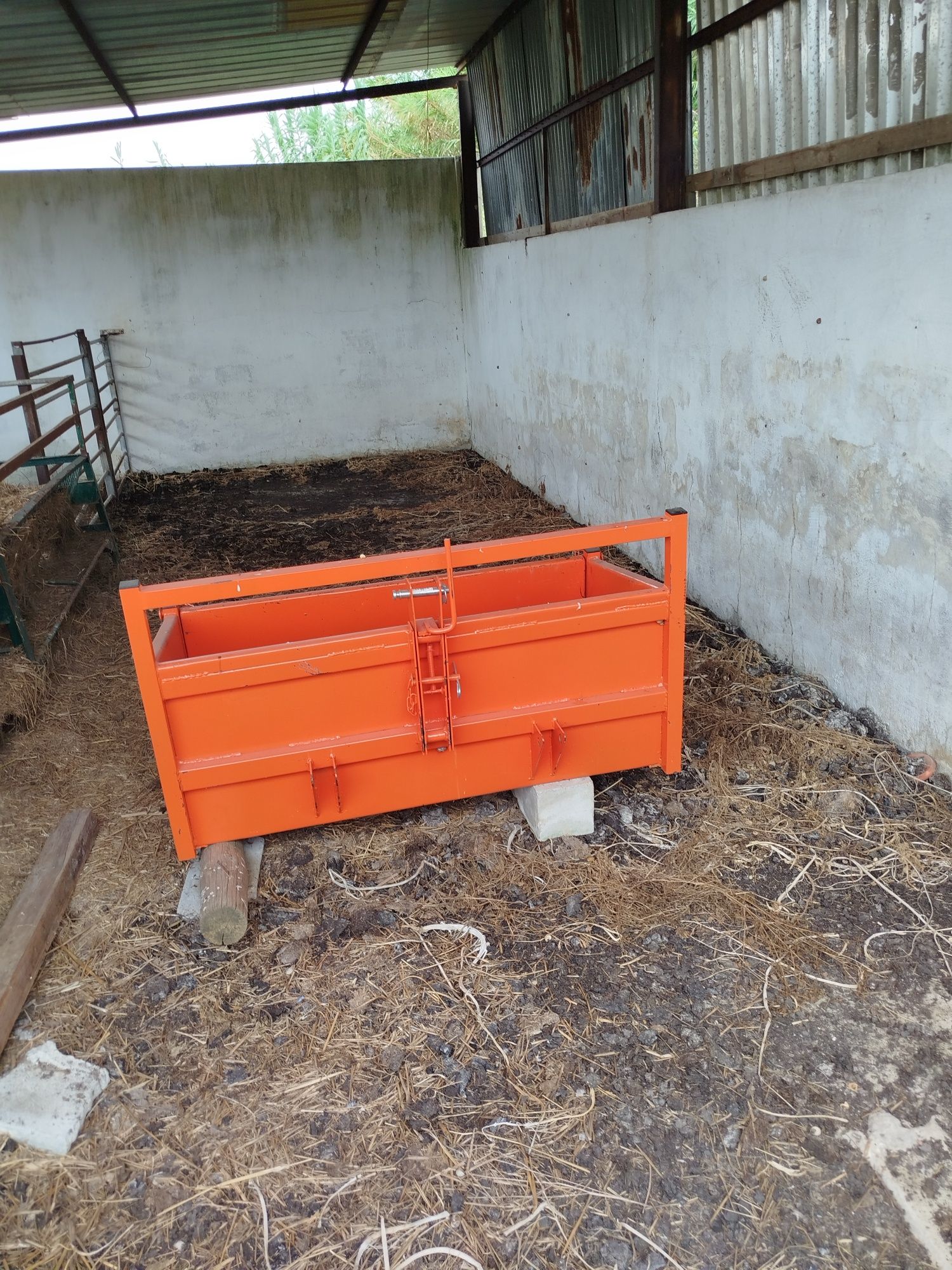Vendo trator e alfaias