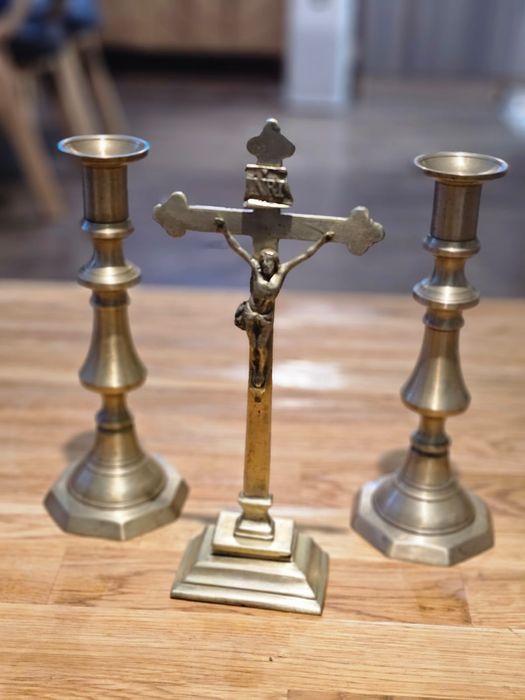 Krucyfiks, krzyż i  świeczniki mosiężne, zestaw kolędowy