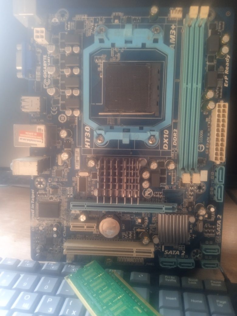 AMD FX-6100 (6 ядер, 3.3–3.9 ГГц) разом з материнською платою Gigabyte