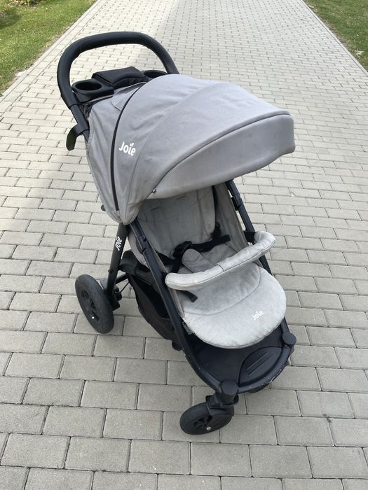 Spacerowy wózek dziecięcy Joie.