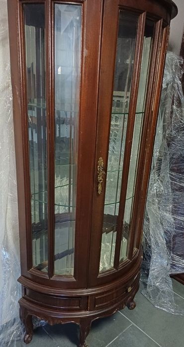 Cristaleira em nogueira