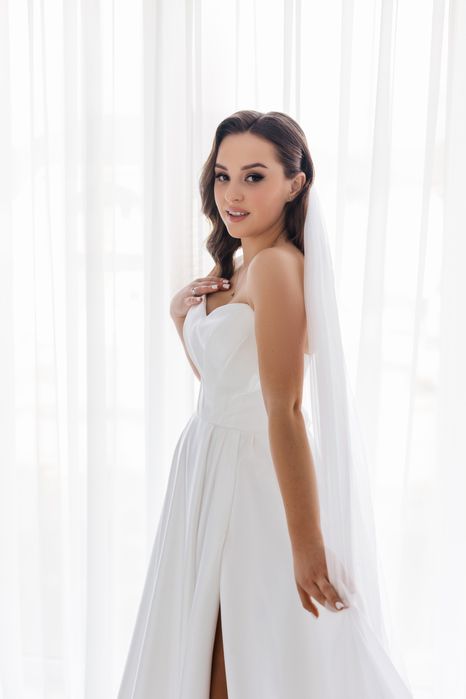 Весільня сукня з вирізом