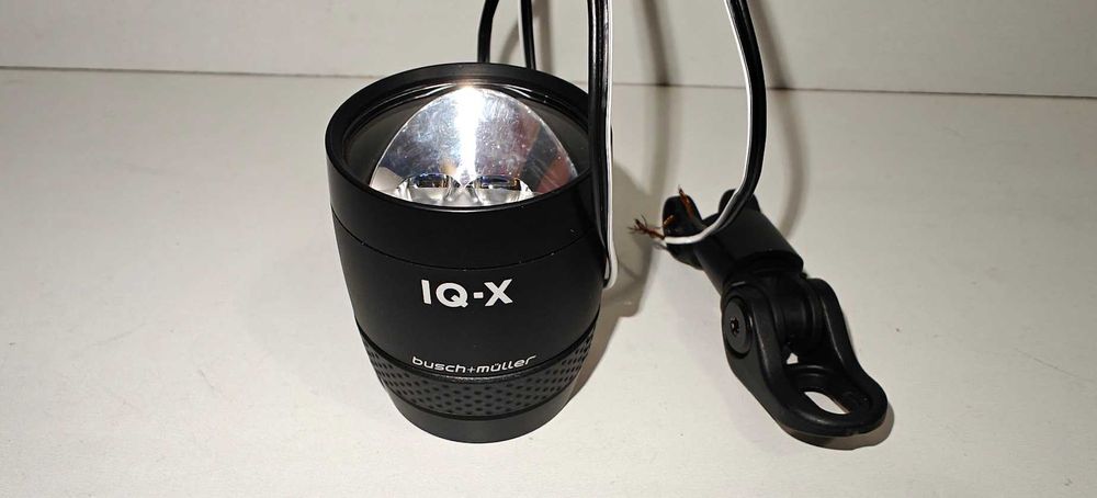 Lampka przednia Busch & Muller Lumotec IQ X czarna